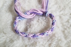 Vente au détail: Bracelet d'amitié rose, bleu et violet 