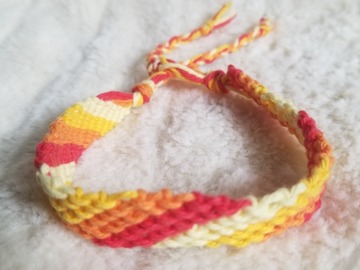 Sale retail: Bracelet brésilien diagonale rouge, orange, jaune et blanc 