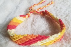 Vente au détail: Bracelet brésilien diagonale rouge, orange, jaune et blanc 