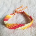 Vente au détail: Bracelet brésilien diagonale rouge, orange, jaune et blanc 