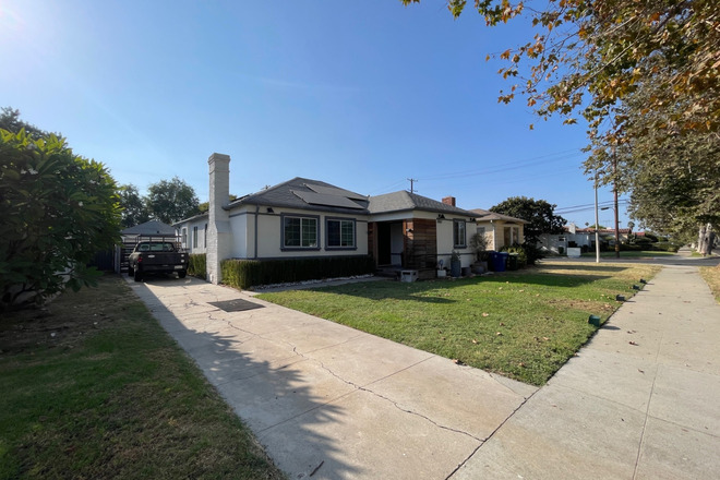 Los Angeles CA, Park in Safe & Secure Neighborhood. Long Driveway