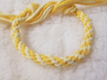 Vente au détail: Bracelet kumihimo jaune 
