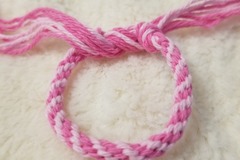 Vente au détail: Bracelet kumihimo rose 
