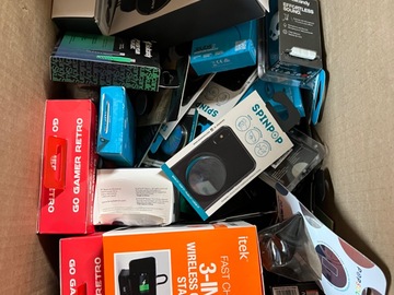 Bulk Lots: 62PC Mixed Earbuds Pop Sockets Headsets Etc