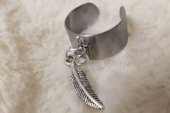 Vente au détail: Bague réglable avec breloque plume 