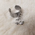 Vente au détail: Bague réglable avec breloque cygnes 