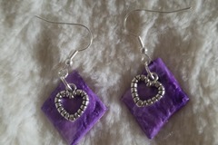 Vente au détail: Boucles d'oreilles violet cœur 