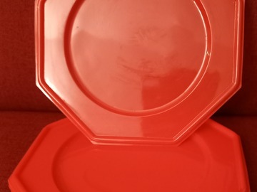 Selling: 9 ASSIETTES ROUGES HEXAGONALES