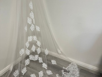 Selling: Lace Veil 