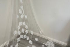 Selling: Lace Veil 