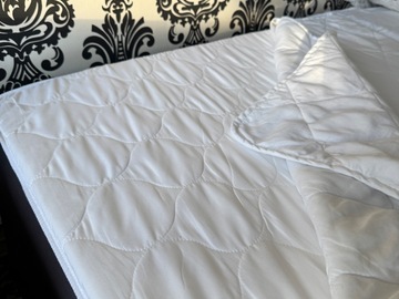 Myydään: Mattress with protection cover