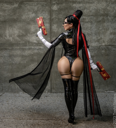 Bayonetta Cosplay with Props!