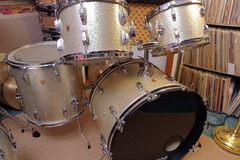 Selling with online payment: 1966 Ludwig Hollywood kit 22/12/13/16 in silver sparkle