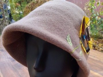Vente au détail: Bonnet cloche brun 