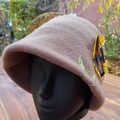 Vente au détail: Bonnet cloche brun 