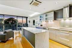 Renting out:   Sydney NSW ,1bed opportunity in the heart of Sydney CBD & 1 car