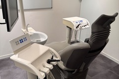 Gebruikte apparatuur: Gratis Sirona stoel met hand en hoekstukken 