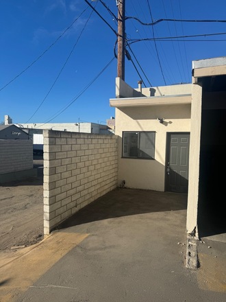 Los Angeles CA Small Outdoor Uncovered Parking Near Attractions