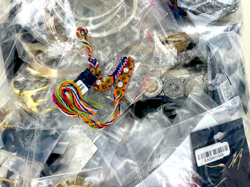 Bulk Lots: 130x Units Mixed Pieces of Jewlery