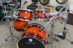 Selling with online payment: SOUNDWAVE MASTER ORIGINAL RED GRADIENT DRUM KIT SWMORGDK