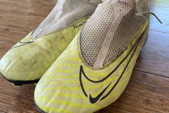Selling with online payment: Nike phantoms football shoes