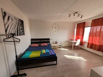 Annetaan vuokralle: Renting out a furnished room for a tenant.