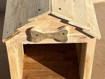 Selling: Reclaimed Pallet Dog house