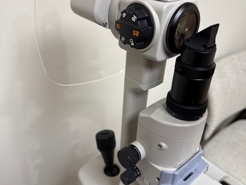 Selling with online payment: <1 year old Topcon SL-D4 Slit lamp