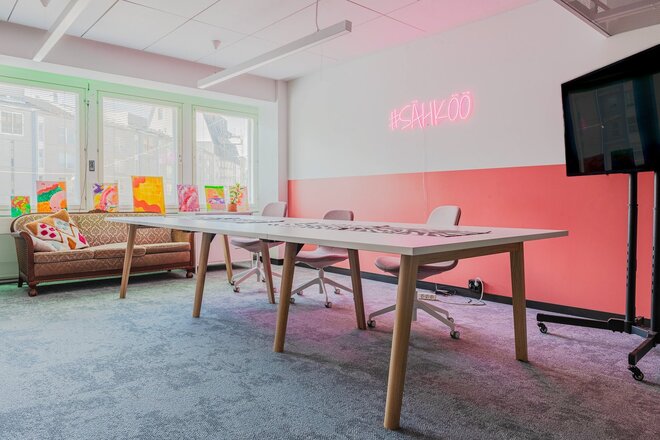 Curvy Corner Creative HUB