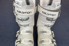 Winter sports: NEARLY FREE SKI BOOTS - just pay £1 and postage