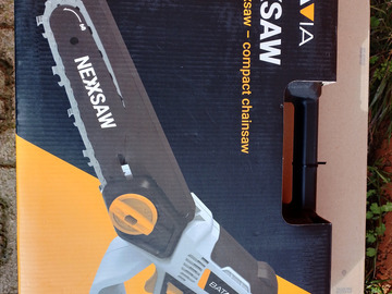 À vendre: Tronçonneuse à une main 220 volts