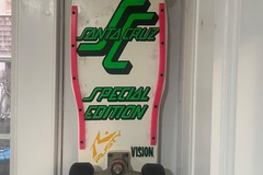 Selling with online payment: Almost NOS Santa Cruz Special Edition flat deck complete