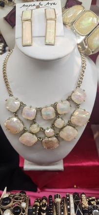 30 High End Boutique Statement Necklaces