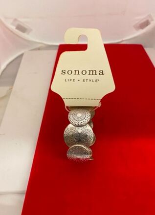 100 pcs--Kohl's Silver Disc Bracelet-$24.00 retail--$.99 pcs