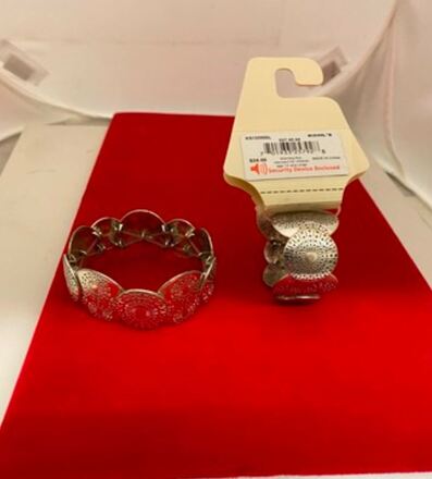 100 pcs--Kohl's Silver Disc Bracelet-$24.00 retail--$.99 pcs