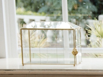 Selling: Glass wishing well box 