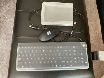 Nieuwe apparatuur: Medische toetsenbord, muis en extra hoes, nieuw