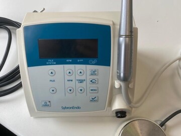 Gebruikte apparatuur: Sybron Endo motor incl voetpedaal en hoekstuk, compleet.