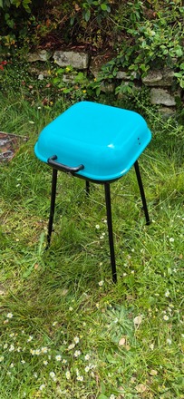 Petit barbecue neuf + sac de charbon de bois