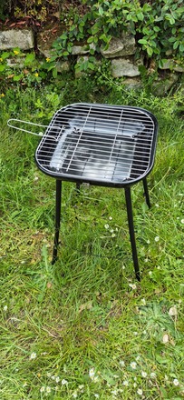 Petit barbecue neuf + sac de charbon de bois