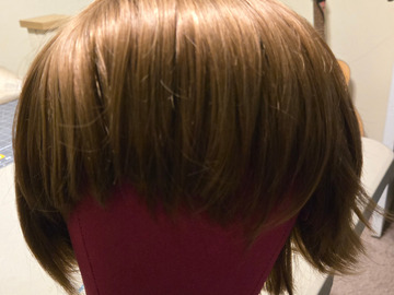 Selling with online payment: Short brown Arda wig