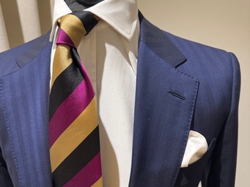 Selling with online payment: Suitsupply Navy Herringbone S150s Suit
