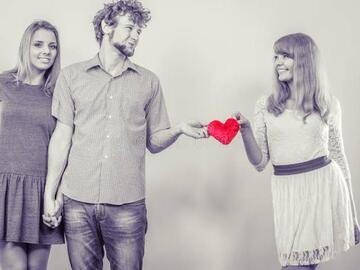 Selling: Stuck in the middle- love triangle ❤️❤️❤️