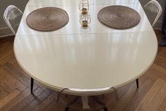 À vendre: Table ronde extensible INGATORP (IKEA) + 2 à 4 chaises