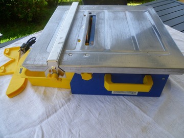 À vendre: coupe carrelage électrique en acier 