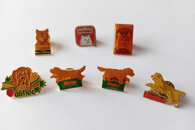 Lot de 7 pin's FRISKIES chat et chien