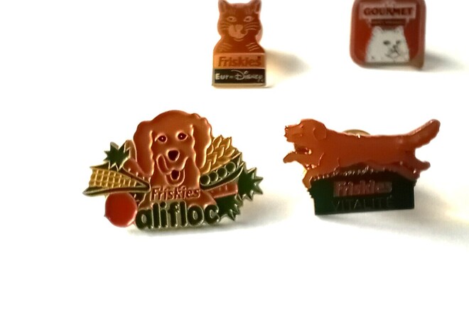 Lot de 7 pin's FRISKIES chat et chien