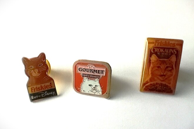 Lot de 7 pin's FRISKIES chat et chien