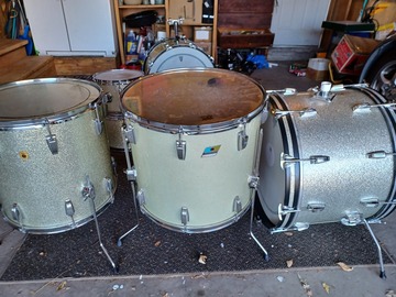Selling with online payment: 1970's Ludwig 18x16 floor tom, silver sparkle B/O badge