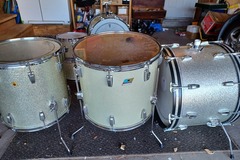 Selling with online payment: 1970's Ludwig 18x16 floor tom, silver sparkle B/O badge